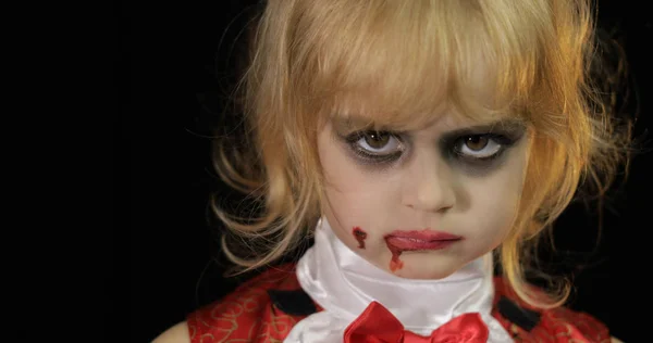 Enfant Dracula. Fille avec maquillage d'Halloween. Enfant vampire avec du sang sur le visage — Photo