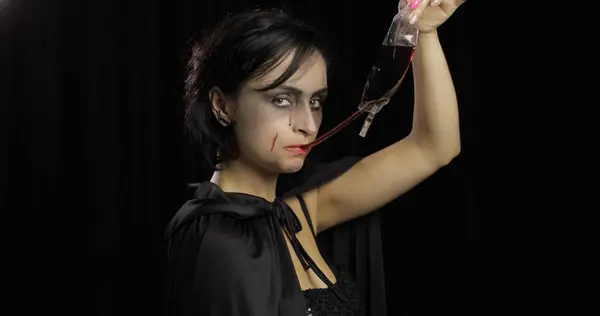 Maquillaje de Halloween vampiro. Retrato de mujer con sangre en la cara . —  Fotos de Stock