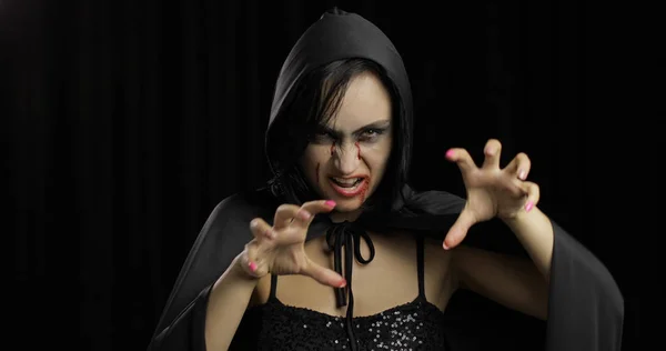 Vampir Cadılar Bayramı makyajı. Yüzünde kan olan kadın portresi. — Stok fotoğraf