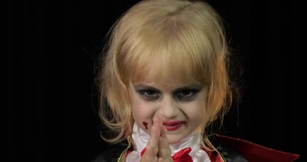 Enfant Dracula. Fille avec maquillage d'Halloween. Enfant vampire avec du sang sur le visage — Video