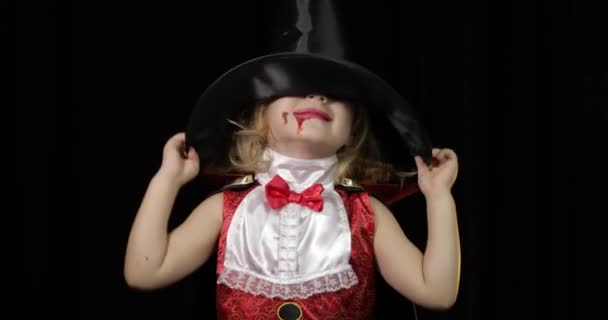 Niño Drácula. Chica con maquillaje de Halloween. Niña vampiro con sangre en la cara — Vídeo de stock