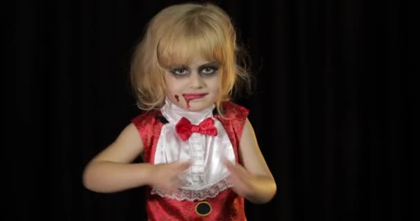 Дитя Дракулы. Девушка с макияжем на Хэллоуин. Вампирский ребенок с кровью на лице — стоковое видео