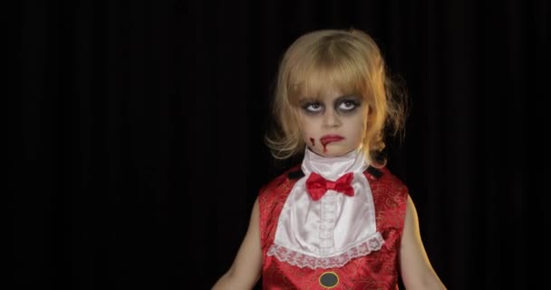 Niño Drácula. Chica con maquillaje de Halloween. Niña vampiro con sangre en la cara — Vídeo de stock