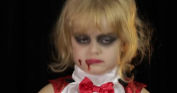 Drákulovo dítě. Holka s halloween make-upem. Upíří dítě s krví na tváři — Stock video