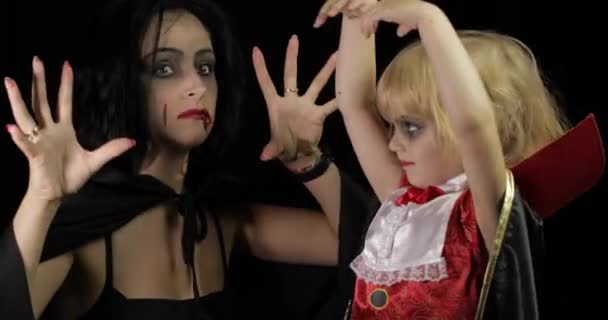 Žena a dítě Dracula. Halloween upíří make-up. Dítě s krví na tváři — Stock video