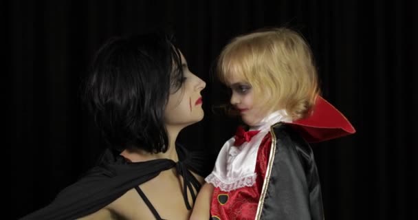 Kvinna och barn dracula. Halloween vampyr make-up. Grabben med blod i ansiktet — Stockvideo