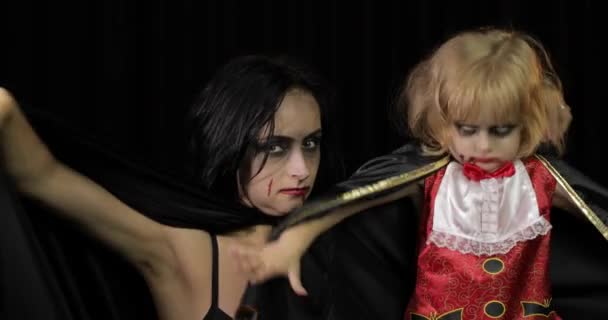 Donna e bambino dracula. Trucco da vampiro di Halloween. Ragazzo con il sangue sul viso — Video Stock