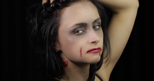 吸血鬼ハロウィーンのメイク。彼女の顔に血を持つ女性の肖像画. — ストック動画