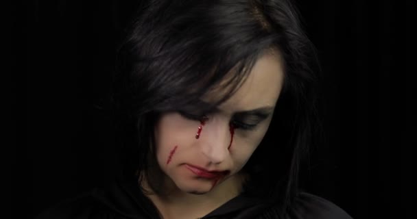 Vampir Cadılar Bayramı makyajı. Yüzünde kan olan kadın portresi. — Stok video