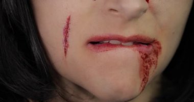 Vampir Cadılar Bayramı kadın portresi. Dudaklarına yakın kan damlayan vampir kız