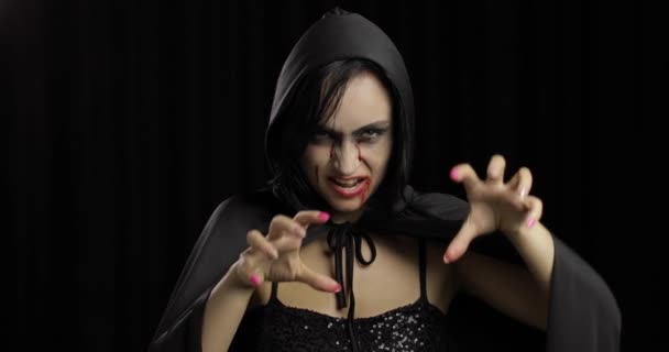 Wampir makijaż Halloween. Kobieta portret z krwią na twarzy. — Wideo stockowe