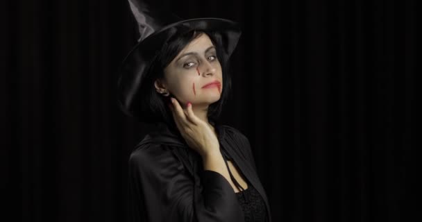 Wampir makijaż Halloween. Kobieta portret z krwią na twarzy. — Wideo stockowe