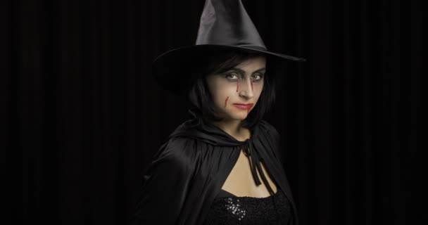 Maquiagem de vampiro Halloween. Retrato de mulher com sangue no rosto . — Vídeo de Stock