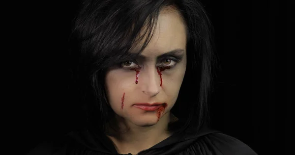뱀파이어 할로윈 메이크업입니다. 그녀의 얼굴에 혈액을 가진 여자 초상화. — 스톡 사진
