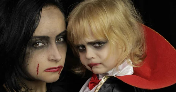 Mujer y niño Drácula. Maquillaje de vampiro de Halloween. Niño con sangre en la cara — Foto de Stock