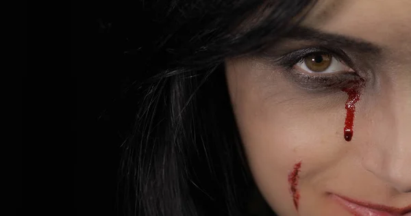 Retrato de mujer vampiro Halloween. Chica vampiro con goteo de sangre cerca de los ojos — Foto de Stock