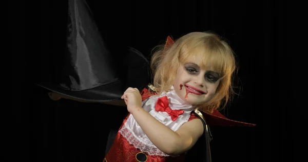 Dracula-Kind. Mädchen mit Halloween-Make-up. Vampirkind mit Blut im Gesicht Stockbild