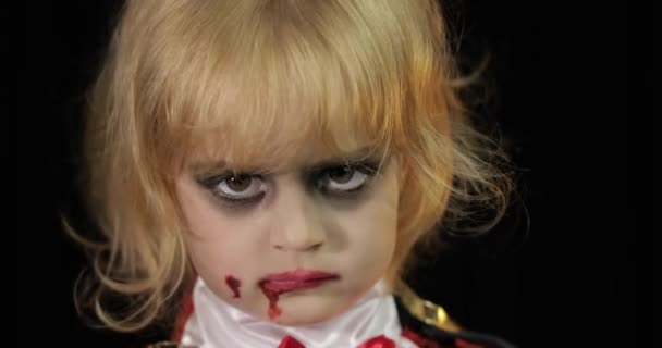 Drakula çocuk. Cadılar Bayramı makyajlı kız. Yüzünde kan olan vampir çocuk. — Stok video
