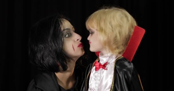 Kobieta i dziecko dracula. Halloween wampirzy makijaż. Dzieciak z krwią na twarzy — Wideo stockowe