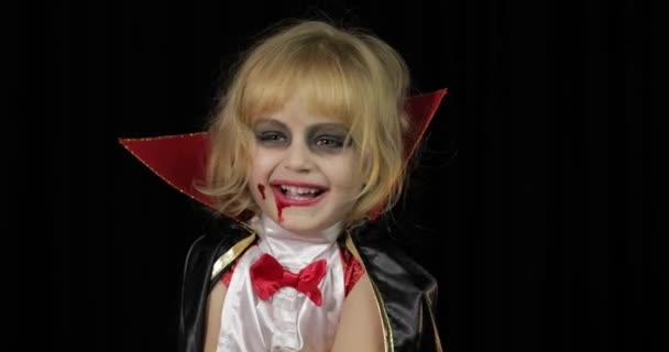 Criança Drácula. Rapariga com maquilhagem de Halloween. Miúdo vampiro com sangue na cara. — Vídeo de Stock