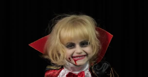 Dracula-barn. Flicka med halloween-smink. Vampyrunge med blod i ansiktet — Stockvideo
