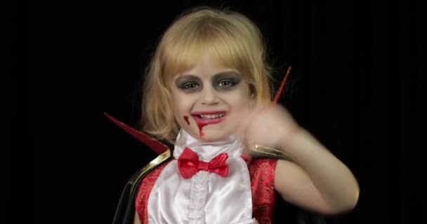 Enfant Dracula. Fille avec maquillage d'Halloween. Enfant vampire avec du sang sur le visage — Video