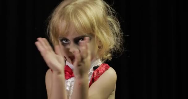 Enfant Dracula. Fille avec maquillage d'Halloween. Enfant vampire avec du sang sur le visage — Video