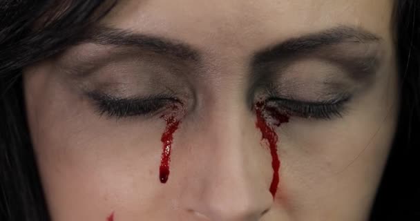 Vampiro ritratto donna Halloween. Ragazza vampiro con sangue gocciolante vicino agli occhi — Video Stock
