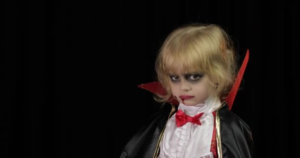 Dracula-Kind. Mädchen mit Halloween-Make-up. Vampirkind mit Blut im Gesicht — Stockvideo