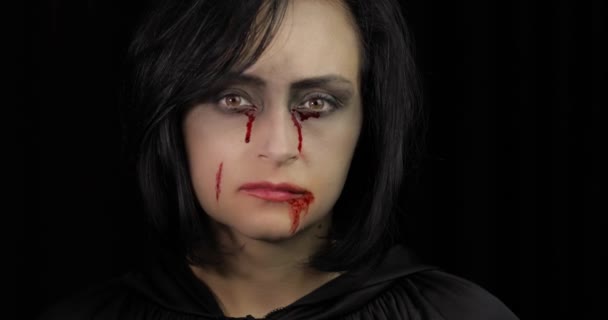 Вампирский хэллоуин. Женский портрет с кровью на лице . — стоковое видео