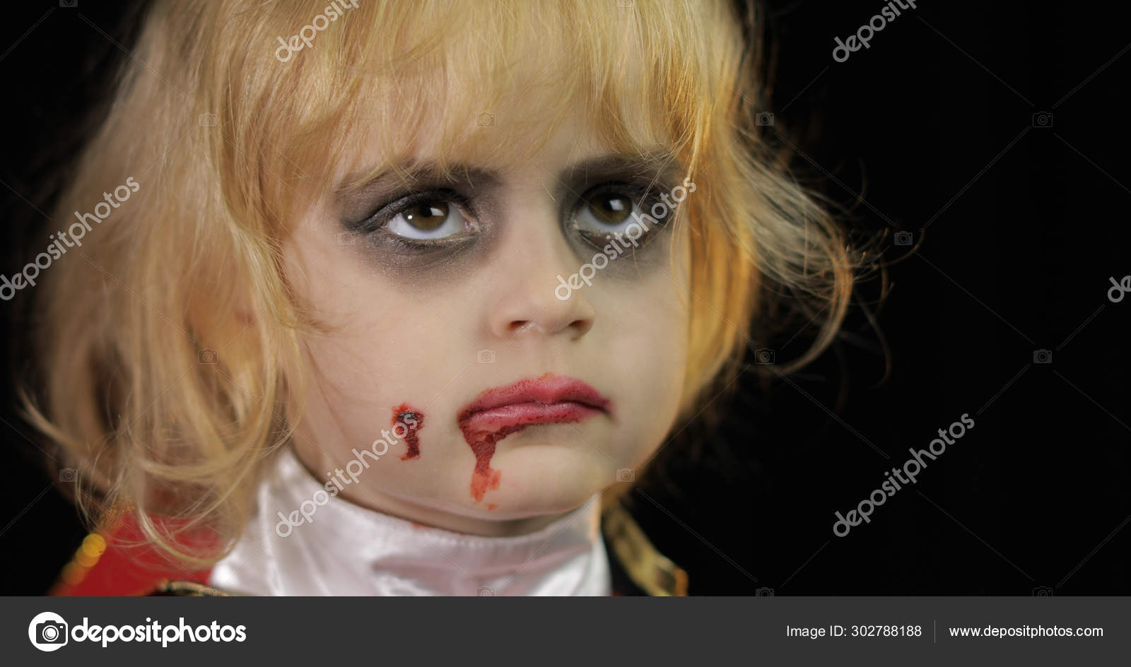 Drácula Da Mulher E Da Criança Maquiagem Do Vampiro De Halloween Criança  Com Sangue No Rosto Filme - Vídeo de filha, matriz: 157699742