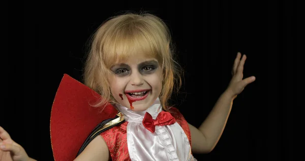 Dracula kind. Meisje met Halloween make-up. Vampier kind met bloed op haar gezicht — Stockfoto