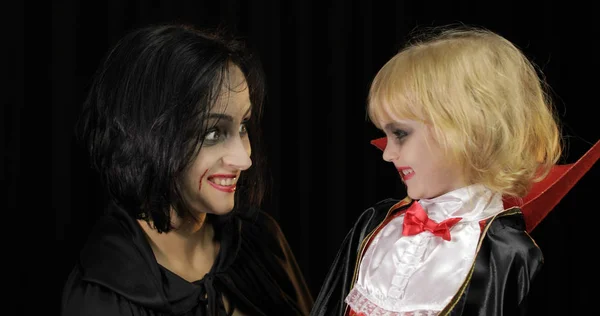 Mujer y niño Drácula. Maquillaje de vampiro de Halloween. Niño con sangre en la cara — Foto de Stock