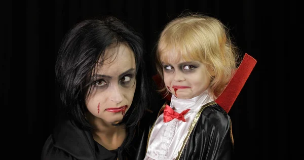 여자와 아기 드라큘라. 할로윈 뱀파이어 메이크업. 얼굴에 피가 묻은 아이 — 스톡 사진