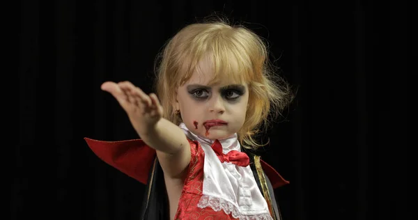 Enfant Dracula. Fille avec maquillage d'Halloween. Enfant vampire avec du sang sur le visage — Photo