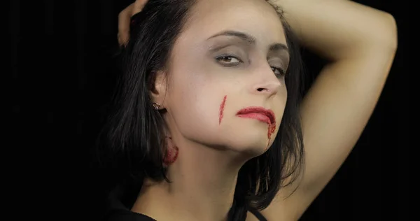 Μακιγιάζ βρικολάκων. Γυναίκα πορτρέτο με αίμα στο πρόσωπό της. — Φωτογραφία Αρχείου