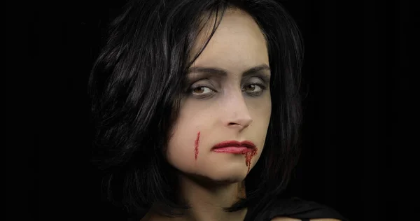 Maquillaje de Halloween vampiro. Retrato de mujer con sangre en la cara . — Foto de Stock