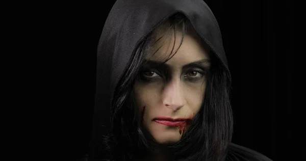 Vampyr Halloween makeup. Kvinna porträtt med blod på hennes ansikte. — Stockfoto