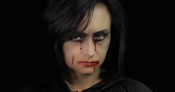 Maquillaje de Halloween vampiro. Retrato de mujer con sangre en la cara . — Foto de Stock