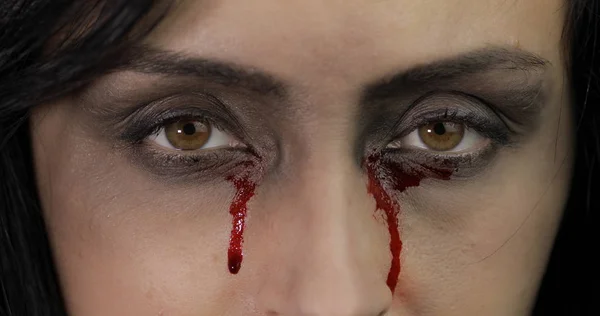 Портрет женщины на Хэллоуин. Девушка-вампир с капающей кровью у глаз — стоковое фото
