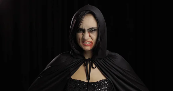 Trucco per Halloween dei vampiri. Ritratto donna con sangue sul viso . — Foto Stock