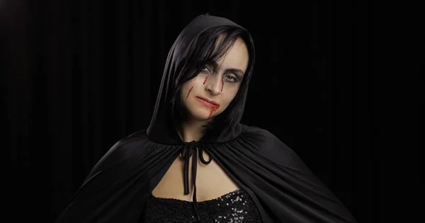 Vampyr Halloween makeup. Kvinna porträtt med blod på hennes ansikte. — Stockfoto