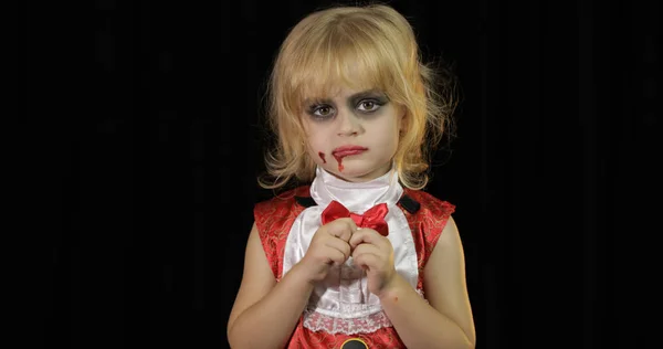 Enfant Dracula. Fille avec maquillage d'Halloween. Enfant vampire avec du sang sur le visage — Photo