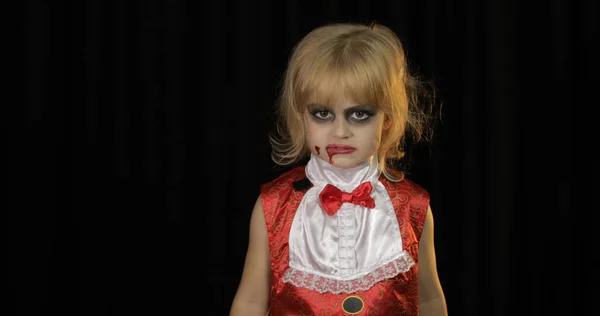 Dracula child. Girl with halloween make-up. Vampire kid with blood on her face — Stock Photo, Image