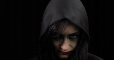 Vampir Cadılar Bayramı makyajı. Yüzünde kan olan kadın portresi.