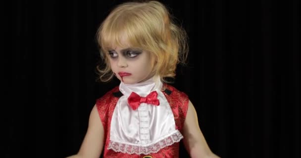 Dracula bambina. Ragazza con il trucco di Halloween. Ragazzina vampira con il sangue sul viso — Video Stock