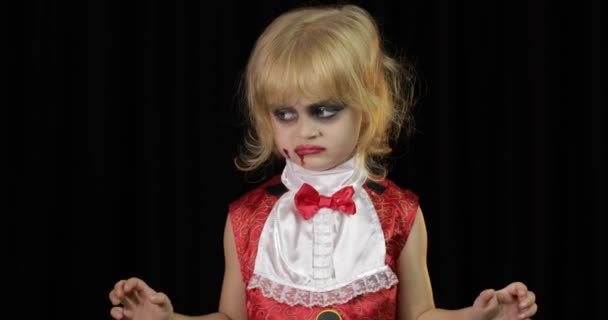 Drakula gyerek. Lány halloween sminkkel. Vámpír gyerek véres arccal. — Stock videók
