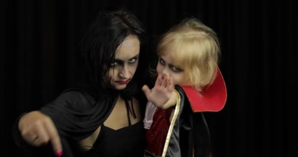 Женщина и ребенок Дракула. Хэллоуинский макияж вампира. Ребенок с кровью на лице — стоковое видео