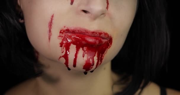 Boca ensanguentada e dentes de rapariga. Maquiagem de vampiro Halloween com sangue pingando — Vídeo de Stock