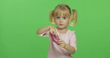 El yapımı oyuncak balçıkla oynayan çocuk. Pembe balçık yaparken eğlenen çocuk